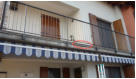 Colate di acqua dalle copertine del balcone
